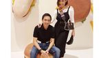 10 Pose Centil Ayu Dewi Bersama Nasi Goreng, Kopi hingga Cake!