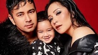 Ada pula fotonya bersama Raffi dan Rafathar. Foto: Dok. Instagram/riomotret