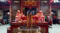 Bukan hanya umat Budha saja, ribuan masyarakat yang datang biasanya juga banyak dari kalangan remaja. Mereka datang untuk ikut meramaikan perayaan Cap Go Meh yang digelar 15 hari setelah tahun baru China dan pulau Kemaro memang menjadi destinasi wisata religi tersendiri bagi masyarakat kota Pempek.