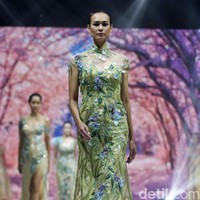 Fashion show Misan Kopaka menampilkan koleksi busana yang bertemakan Mystical Spring Secret’ di Holiday Inn, Kemayoran, Jakarta, Jumat (23/2/2018). (Foto: Mohammad Abduh/Wolipop)