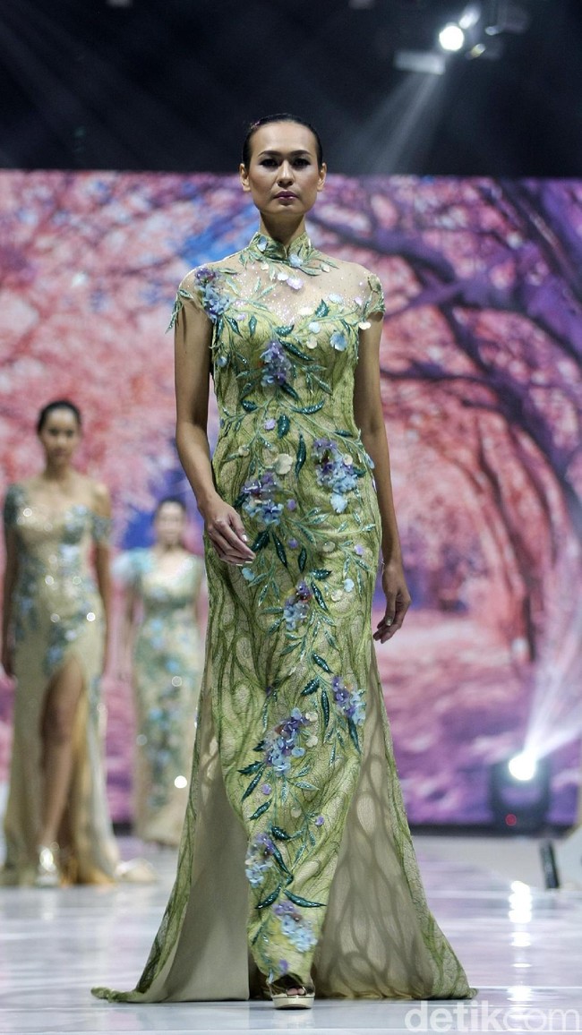 Fashion show Misan Kopaka menampilkan koleksi busana yang bertemakan Mystical Spring Secret’ di Holiday Inn, Kemayoran, Jakarta, Jumat (23/2/2018). (Foto: Mohammad Abduh/Wolipop)