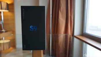 DetikINET menerima perangkat Samsung Galaxy S9 dan berkesempatan langsung untuk membukanya di Barcelona. (Foto: detikINET/Rachmatunnisa)