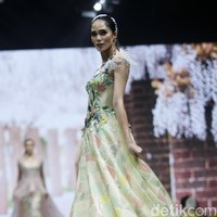 Fashion show Misan Kopaka menampilkan koleksi busana yang bertemakan Mystical Spring Secret’ di Holiday Inn, Kemayoran, Jakarta, Jumat (23/2/2018). (Foto: Mohammad Abduh/Wolipop)