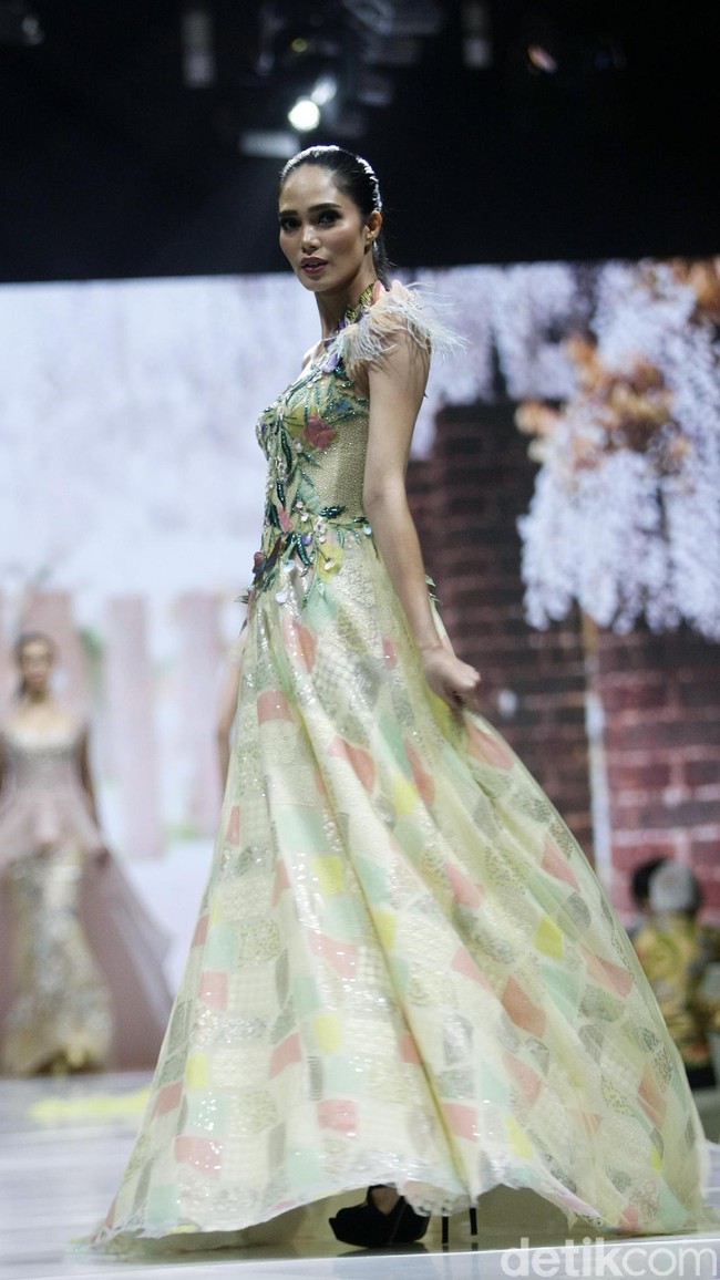 Fashion show Misan Kopaka menampilkan koleksi busana yang bertemakan Mystical Spring Secret’ di Holiday Inn, Kemayoran, Jakarta, Jumat (23/2/2018). (Foto: Mohammad Abduh/Wolipop)
