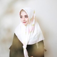 Linggar Utami juga punya ciri khas gaya hijab di kesehariannya. Ia selalu tampil simple dengan warna-warna pastel dan netral. Foto: Instagram
