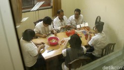 Rumah Sakit Jiwa Soeharto Heerdjan memiliki program daycare di Instalasi Rehabilitasi Psikososial. Mulai dari masak hingga berjualan dilakukan oleh ODGJ.