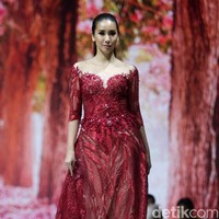 Fashion show Misan Kopaka menampilkan koleksi busana yang bertemakan Mystical Spring Secret’ di Holiday Inn, Kemayoran, Jakarta, Jumat (23/2/2018). (Foto: Mohammad Abduh/Wolipop)