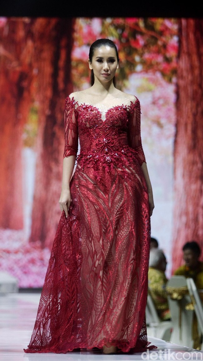 Fashion show Misan Kopaka menampilkan koleksi busana yang bertemakan Mystical Spring Secret’ di Holiday Inn, Kemayoran, Jakarta, Jumat (23/2/2018). (Foto: Mohammad Abduh/Wolipop)