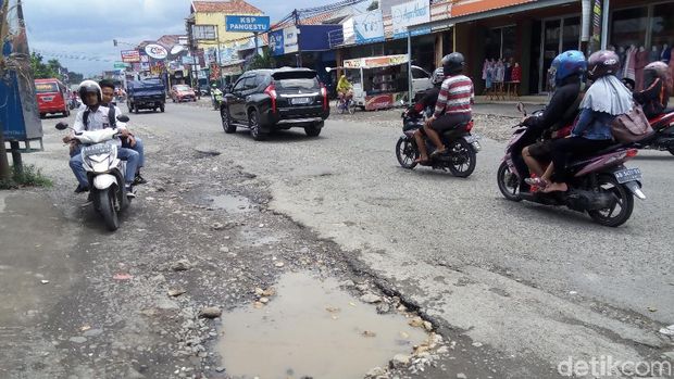 Parah! Seperti Ini Kondisi Lubang di Jalan Solo-Purwodadi