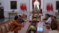 Presiden Jokowi menerima kedatangan Managing Director International Monetary Fund (IMF) Christine Lagarde di Istana Merdeka. Setibanya di Istana Merdeka, Lagarde langsung dijamu Jokowi ke ruang meja oval. Jokowi didampingi Menteri PPN/Kepala Bappenas Bambang Brodjonegoro, Menko Kemaritiman Luhut Panjaitan, Menteri Keuangan Sri Mulyani, dan Gubernur Bank Indonesia (BI) Agus Martowardojo. (Foto: Andhika Prasetya)