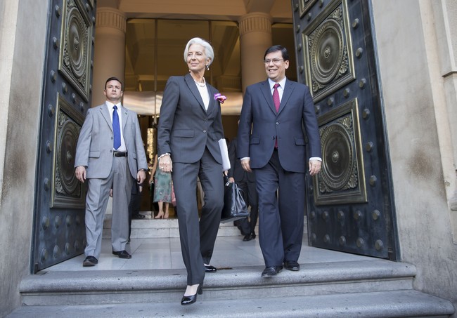 The suit power. Setelan bercelana panjang kerap menjadi andalan Christine Lagarde saat menghadiri pertemuan penting atau berdiplomasi dengan kepala negara. (Foto: Getty Images)