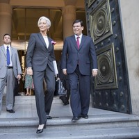 The suit power. Setelan bercelana panjang kerap menjadi andalan Christine Lagarde saat menghadiri pertemuan penting atau berdiplomasi dengan kepala negara. (Foto: Getty Images)