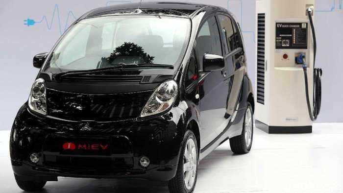 Mitsubishi Serahkan Kendaraan Listrik Kepada Pemerintah

CEO Mitsubishi Motors Osamu Masuko secara simbolis menyerahkan kunci kepada Menteri Perindustrian Airlangga Hartarto saat berlangsungnya acara penyerahan kendaraan listrik kepada pemerintah Indonesia, Jakarta, Senin (26/2/2018). Dalam kesempatan ini Mistsubishi motors menyerahkan kendaraan listrik kepada pemerintah indonesia sebanyak 8 unit Mitsubishi Outlander PHEV Plug in Hybrid, 2 unit Mitsubishi i-MiEV dan 4 unit quick charger. Grandyos Zafna/detikcom