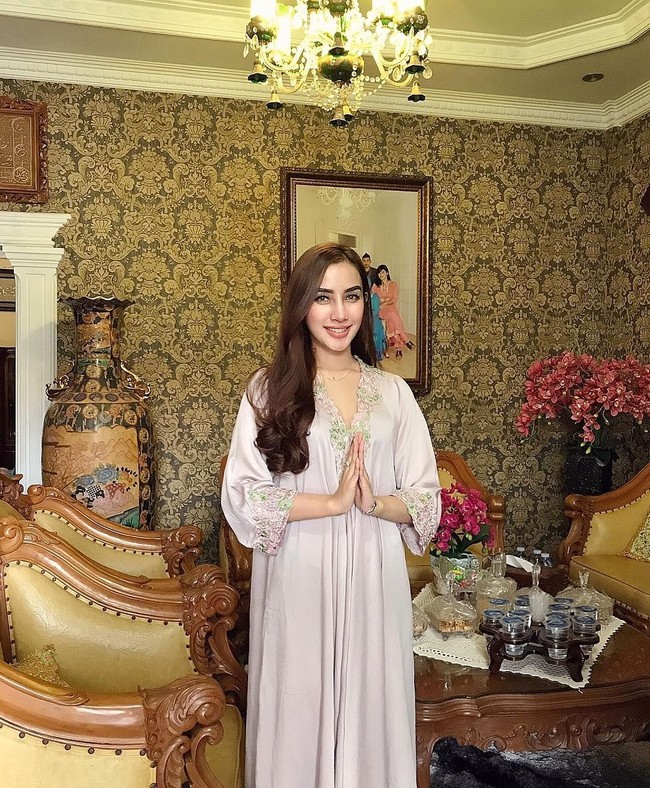 Wanita yang tinggal di Pekanbaru, Riau ini juga tampak memesona ketika mengenakan kaftan. Foto: Instagram