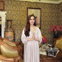 Wanita yang tinggal di Pekanbaru, Riau ini juga tampak memesona ketika mengenakan kaftan. Foto: Instagram