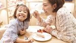 10 Pose Centil Ayu Dewi Bersama Nasi Goreng, Kopi hingga Cake!