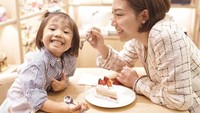 Ayu dan Aqilah kelihatan senang banget nih saat cicip cake strawberry. Dari dulu slalu distop2 ngemil kue supaya pas jam makan, makannya abis. Eee bapaknya buka toko kue,jadilahh mamak ini gabisa stop2 lagi kapanpun si Qile mau makan kue, tulis Ayu. Foto: Instagram mrsayudewi