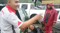 As roda depan patah saat melintasi Jalan Soekarno Hatta. Tidak memiliki biaya untuk memperbaiki kerusakan mobilnya, keduanya terlantar selama enam hari. Istimewa.