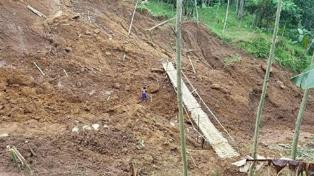 Longsor di Jember, Warga Terisolasi dan Kesulitan Air Bersih