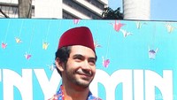 Reza pun nampak senang saat di berikan penobatan tersebut. Foto: Ismail/detikHOT