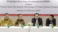 Hadir dalam acara tersebut Pimpinan Divisi Kredit UMKM Arief Setyahadi, Direktur Mikro bank bjb Agus Gunawan, Dirut bank Sampoerna Ali Rukmijah dan Direktur UKM, Pendanaan, Financial Institution & Jaringan Kantor Bank Sampoerna, Ong Tek Tjan. Foto: dok. bjb