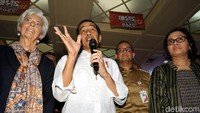 Hadir mendampingi Menteri Keuangan Sri Mulyani serta Gubernur DKI Jakarta Anies Baswedan.