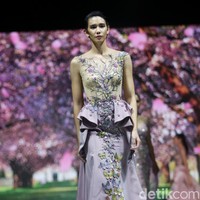 Fashion show Misan Kopaka menampilkan koleksi busana yang bertemakan Mystical Spring Secret’ di Holiday Inn, Kemayoran, Jakarta, Jumat (23/2/2018). (Foto: Mohammad Abduh/Wolipop)