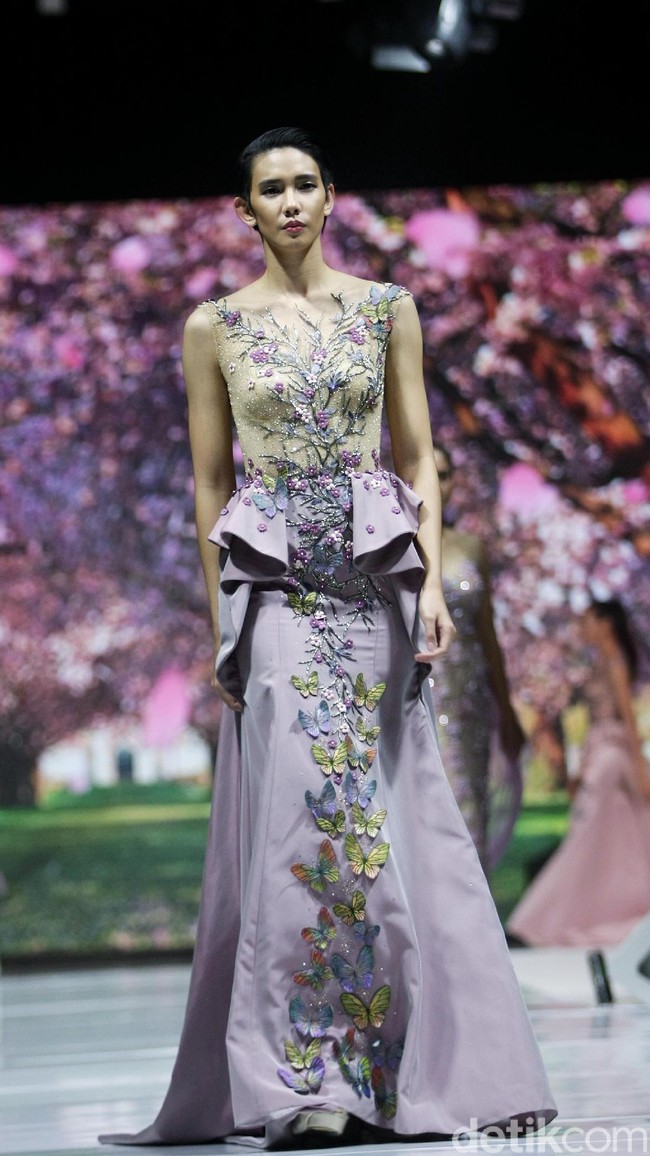 Fashion show Misan Kopaka menampilkan koleksi busana yang bertemakan Mystical Spring Secret’ di Holiday Inn, Kemayoran, Jakarta, Jumat (23/2/2018). (Foto: Mohammad Abduh/Wolipop)