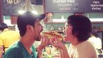 10 Momen Mesra Ariyo Wahab dan Istri Saat Makan Bareng Ini Bikin Baper!
