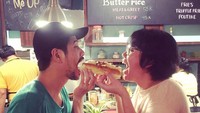 Pasangan ini so sweet banget! Satu buah hot dog dimakan bersama Foto: Instagram @ariyowahab