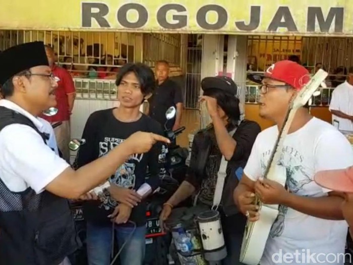 Bareng Pengamen, Gus Ipul Nyanyi Kabeh Sedulur Bahasa Using