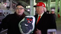 Kim Jong Un dan Trump KW tampak berkeliaran di stadion utama di Pyeongchang, Korsel (Foto: Dok. REUTERS/Leonhard Foeger)