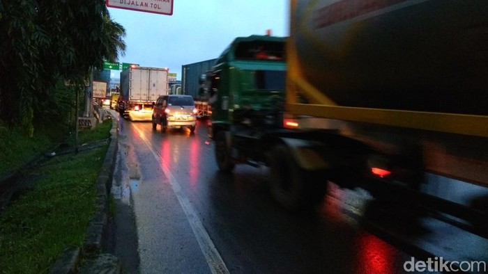 Pagi pagi Buta Tol  Bekasi  Arah  Jakarta  Sudah Macet