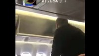 Pesawat jenis Boeing 777-300ER itu dilaporkan hanya mengalami kerusakan ringan pada kabinnya. Para penumpang pesawat itu akhirnya dipindahkan ke pesawat pengganti. (Foto: Dok. Twitter @ChinaAvReview)