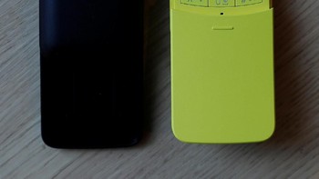 Ini penampakan Nokia 8110 reborn yang dulu sering dijuluki Nokia pisang. Bentuknya memanjang dengan keypad yang ditutup slide. Foto: Reuters
