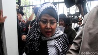 Elvy langsung masuk ke Gedung Direktorat Narkoba Polda Metro Jaya setelah turun dari mobil.