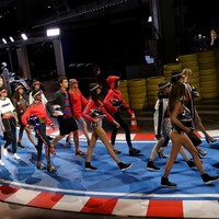 Diikuti para model yang berjalan di belakangnya. Foto: Reuters