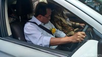 Menteri Perhubungan Budi Karya Sumadi juga mencoba langsung mobil tersebut.