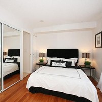 Cermin besar di dalam kamar bisa memiliki dua fungsi. Membuatmu puas berkaca dan menciptakan kesan kamar lebih luas. Coba saja! Foto: Istimewa