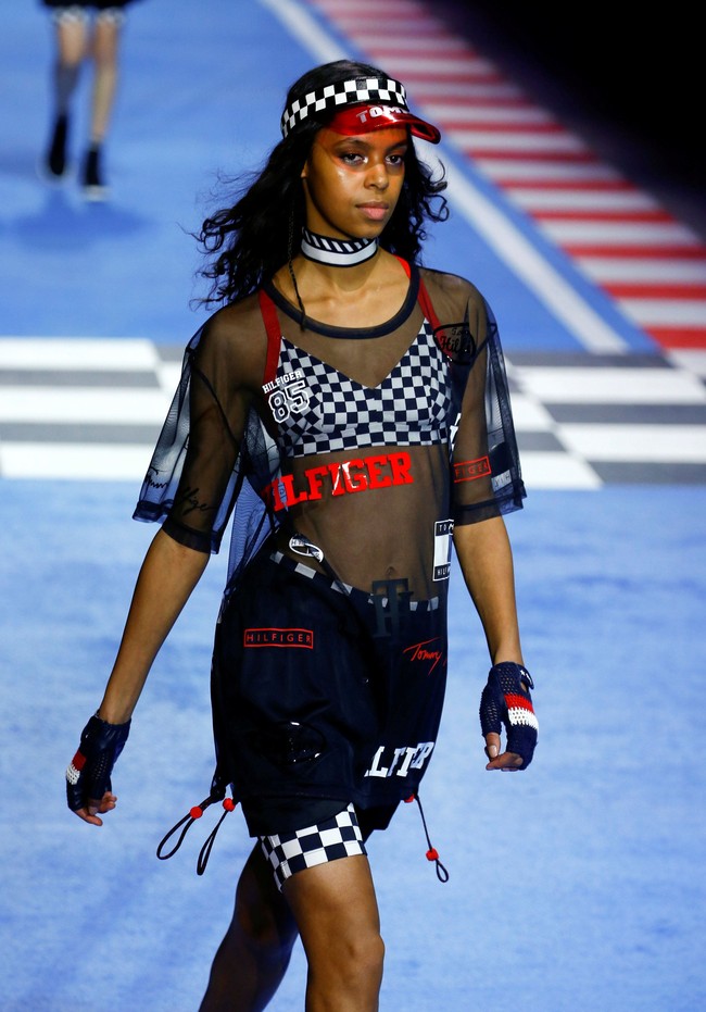 Milan Fashion Week Fall/Winter 2018 ditutup dengan runway show Tommy Hilfiger x Gigi Hadid di Milano Congressi, Milan, Italia, Minggu (25/2/2018).  Foto: Reuters