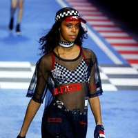 Milan Fashion Week Fall/Winter 2018 ditutup dengan runway show Tommy Hilfiger x Gigi Hadid di Milano Congressi, Milan, Italia, Minggu (25/2/2018).  Foto: Reuters