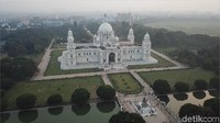 Jarak antar gerbang dan bangunan Victoria Memorial amat jauh sekitar 200 meter dan pas untuk melihatnya dari kejauhan (Fuad Fariz/detikTravel)