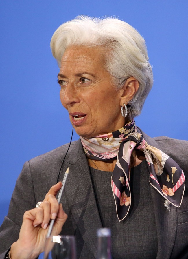 Scarf bermotif bold jadi aksesori andalan Christine Lagarde pada 2016 lalu di Jerman. (Foto: Getty Images)