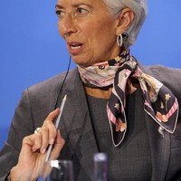 Scarf bermotif bold jadi aksesori andalan Christine Lagarde pada 2016 lalu di Jerman. (Foto: Getty Images)