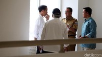 Jokowi dan Anies juga berbincang akrab.