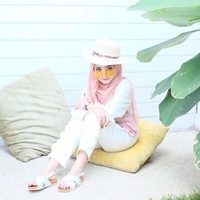 Memakai aksesori seperti topi pandora membuat gaya hijabnya makin chic. Badannya yang mungil tak menghentikannya mengeksplor beragam macam gaya. Foto: Instagram