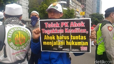 Adu Spanduk Massa Pro dan Kontra PK Ahok