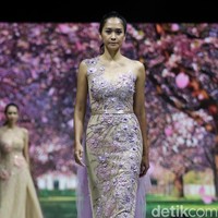 Fashion show Misan Kopaka menampilkan koleksi busana yang bertemakan Mystical Spring Secret’ di Holiday Inn, Kemayoran, Jakarta, Jumat (23/2/2018). (Foto: Mohammad Abduh/Wolipop)