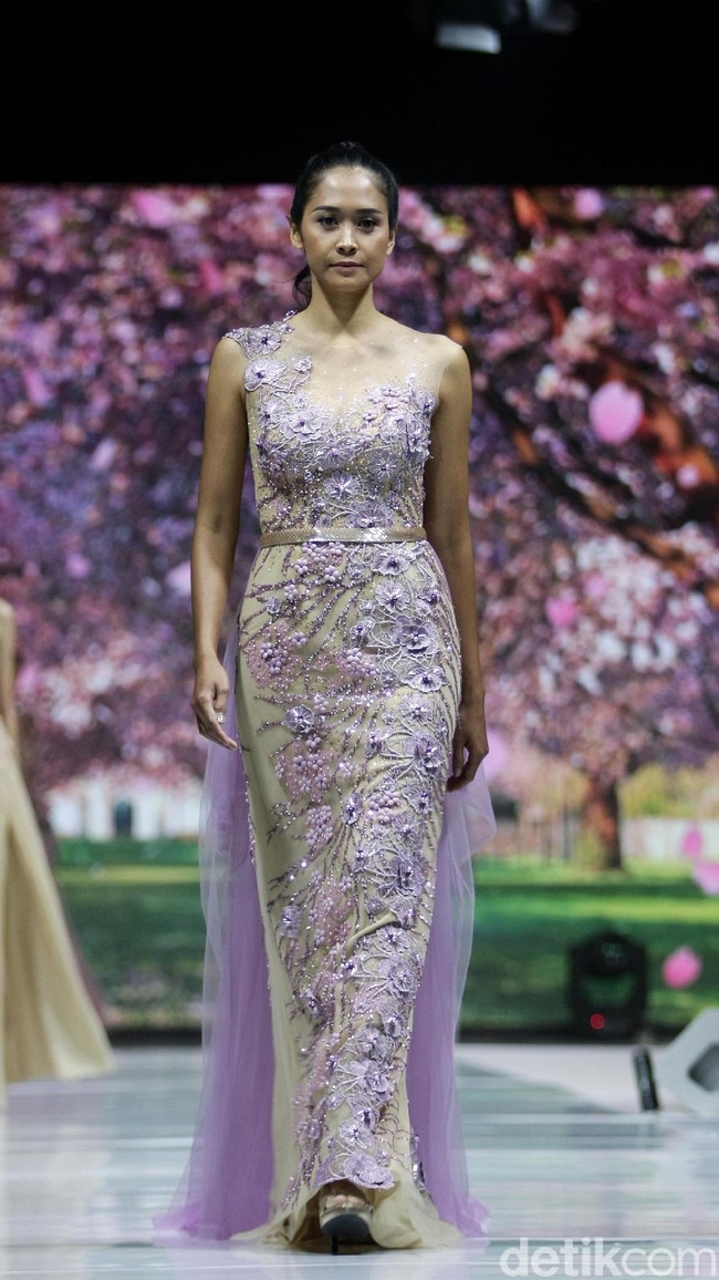 Fashion show Misan Kopaka menampilkan koleksi busana yang bertemakan Mystical Spring Secret’ di Holiday Inn, Kemayoran, Jakarta, Jumat (23/2/2018). (Foto: Mohammad Abduh/Wolipop)