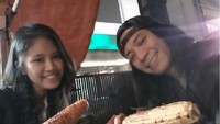 Andi dan Abdee makan jagung bakar bersama. (Dok. Instagram/abdeenegara)